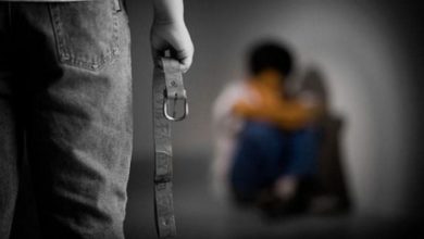 أب يعذب ابنه حتى الموت