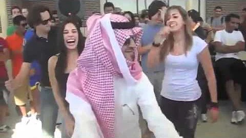 سعودي يرقص مع أجنبية